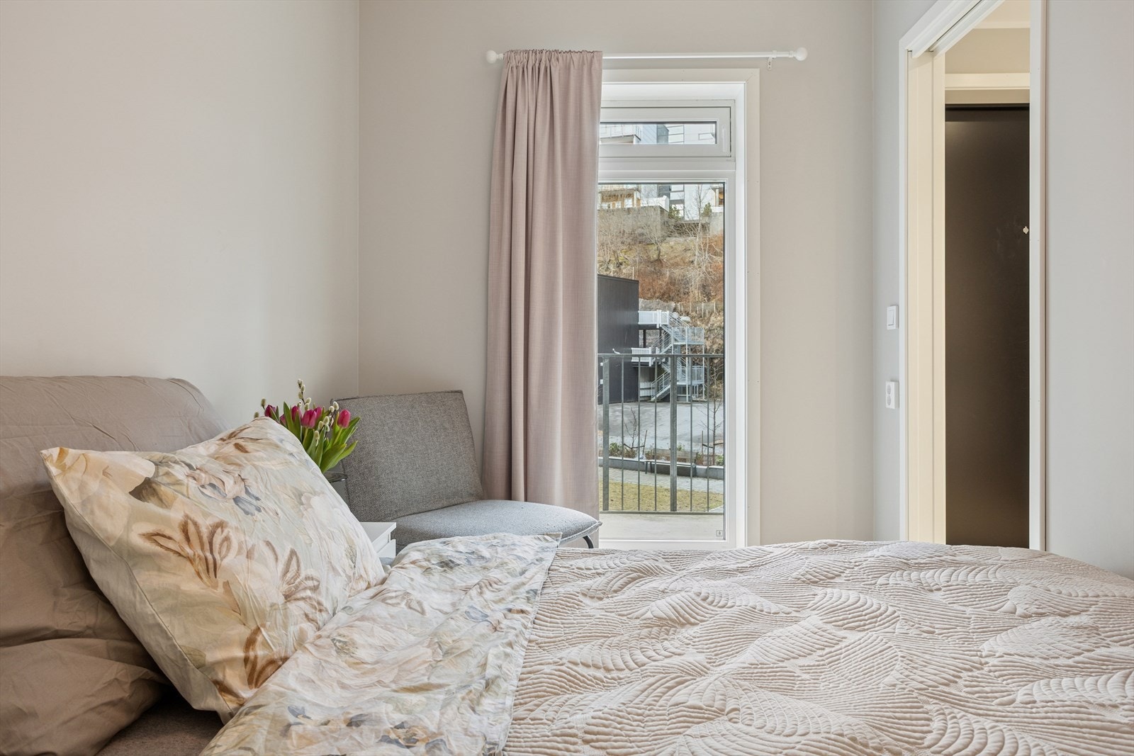 Fra gangen har du adkomst til leilighetens to lyse og pene soverom, begge med store vinduer som slipper inn rikelig med naturlig lys og skaper en behagelig og luftig atmosfære. Galleribilde