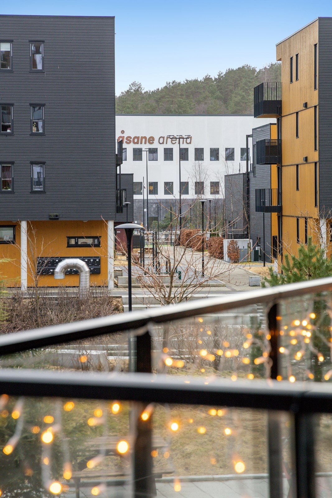 Fra uteplassen har man utsyn både mot Åsane Arena og de velstelte fellesarealene. Dette gir en åpen og behagelig atmosfære, der du kan nyte utsikten til aktivitet og grønne omgivelser. Galleribilde