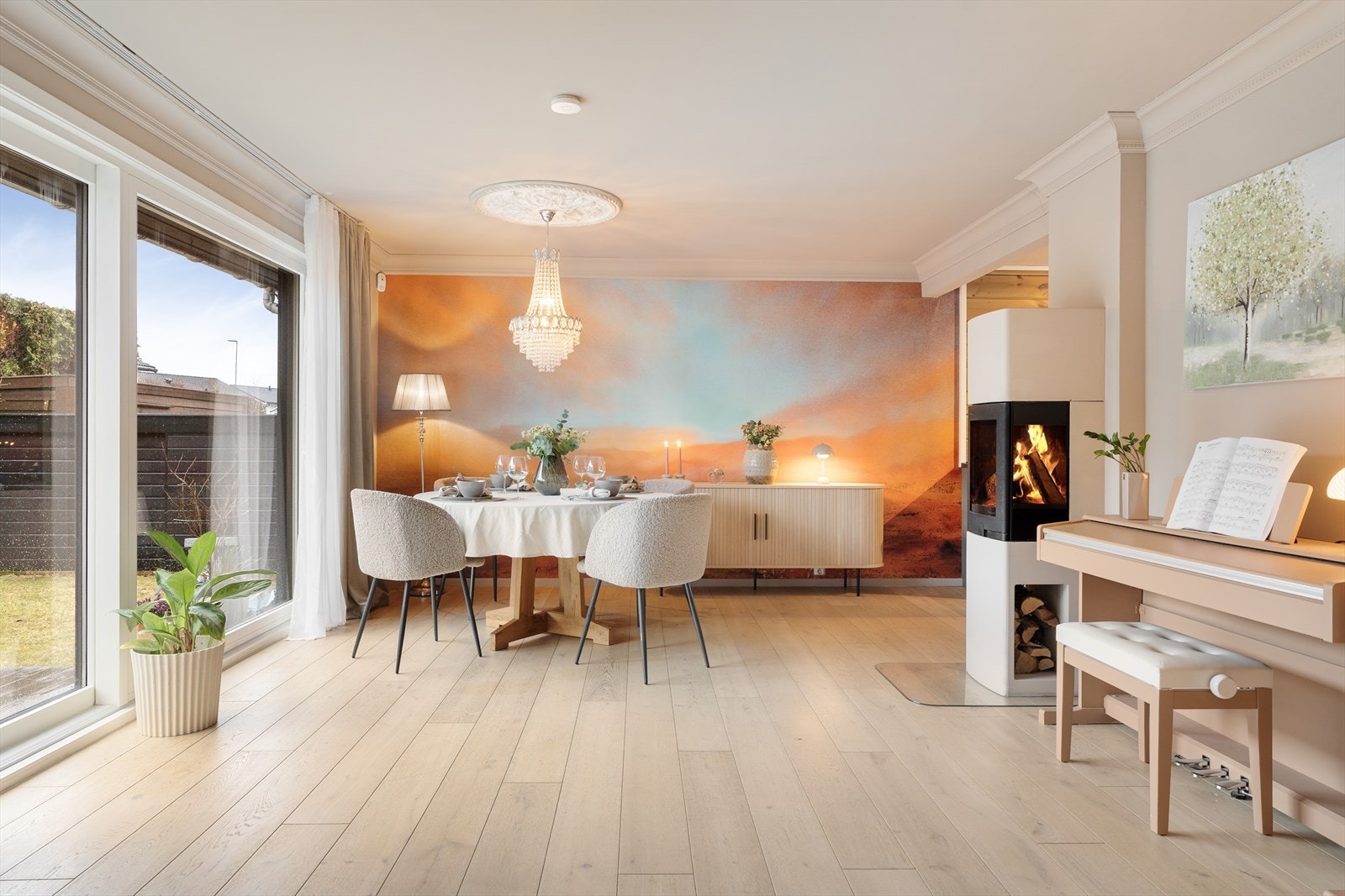 Planløsningen går over to plan og inneholder: Stue/kjøkken, tre soverom, loftstue, bad, bad/vaskerom, kott og boder. Galleribilde