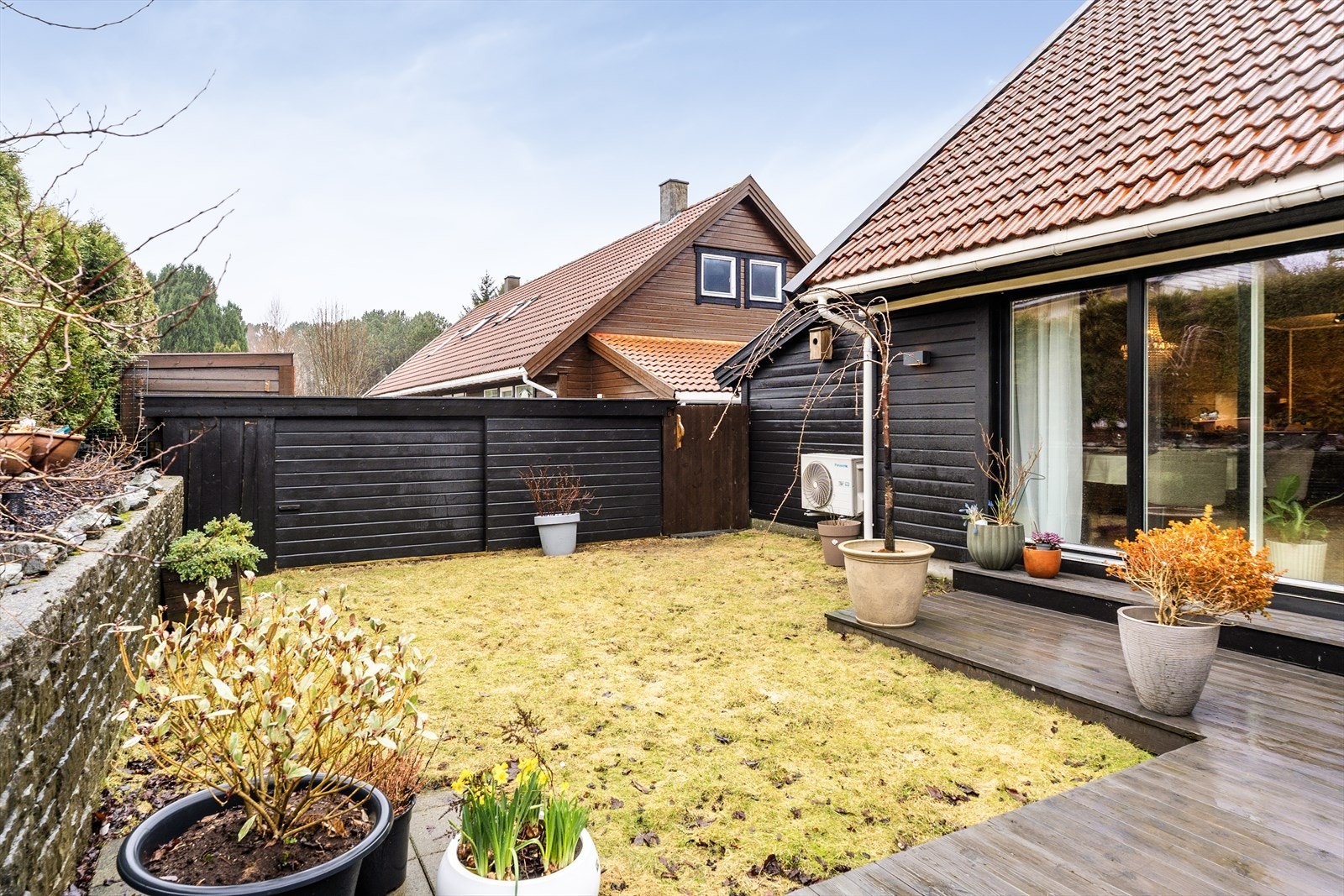 Lun og usjenert hage med god boltreplass til utelek Galleribilde