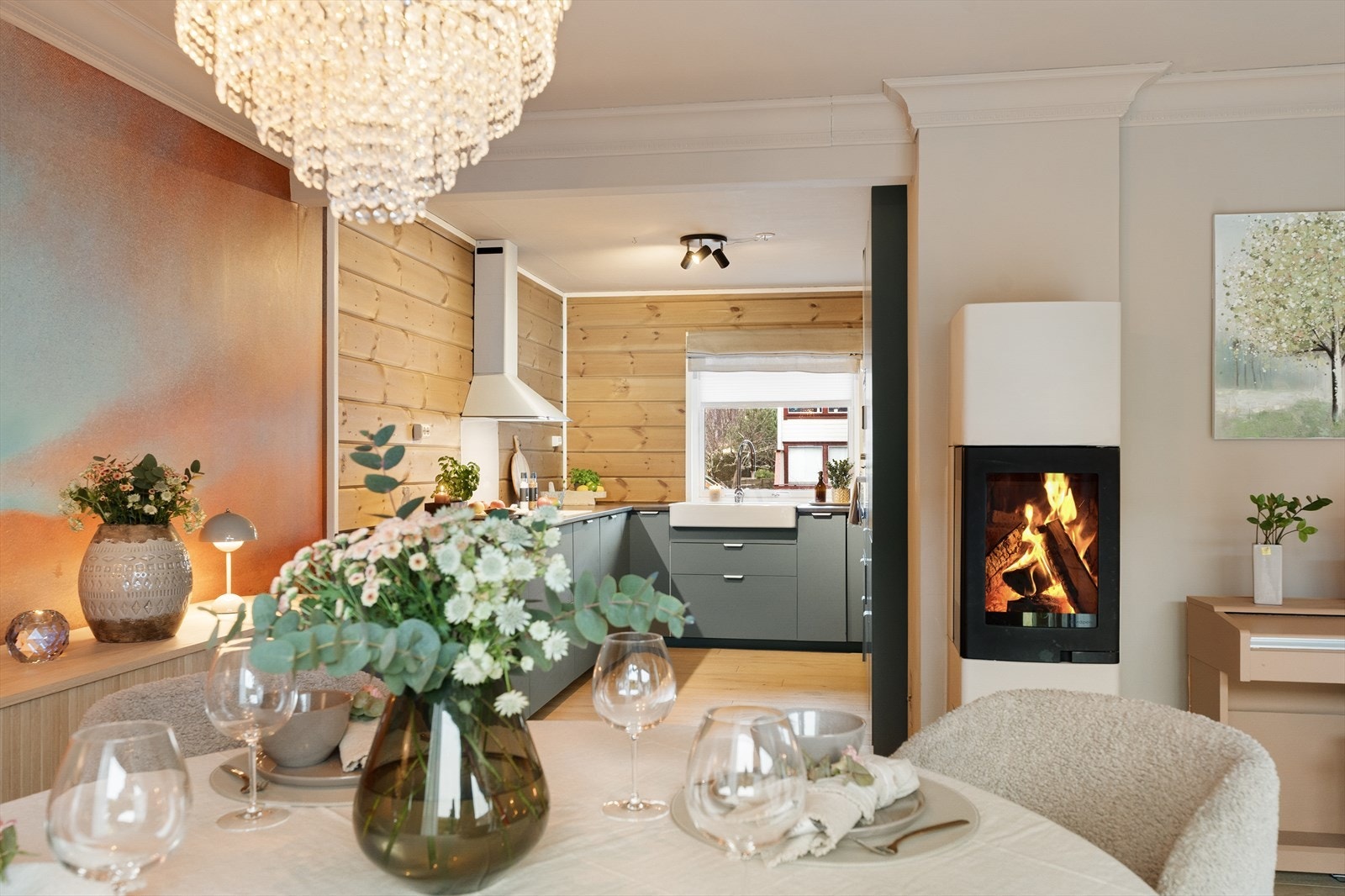 Sosial og praktisk kjøkkenløsning mot stuen Galleribilde