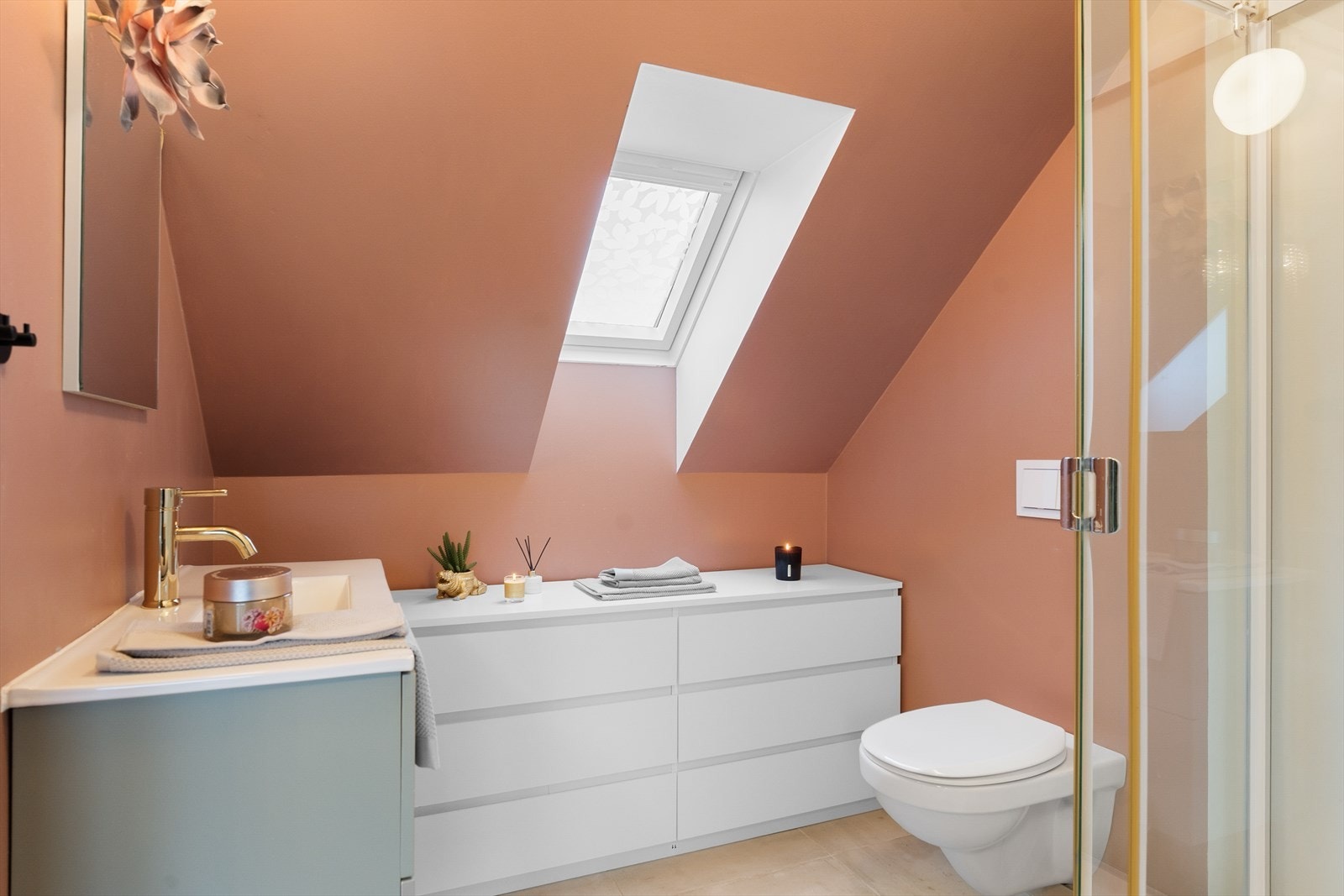 Bad i 2. etasje med dusjkabinett, innredning med servant og vegghengt toalett Galleribilde