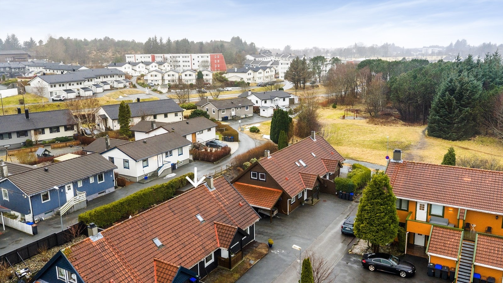 Kort avstand til lekeplass med akebakke og god boltreplass til å spille fotball Galleribilde
