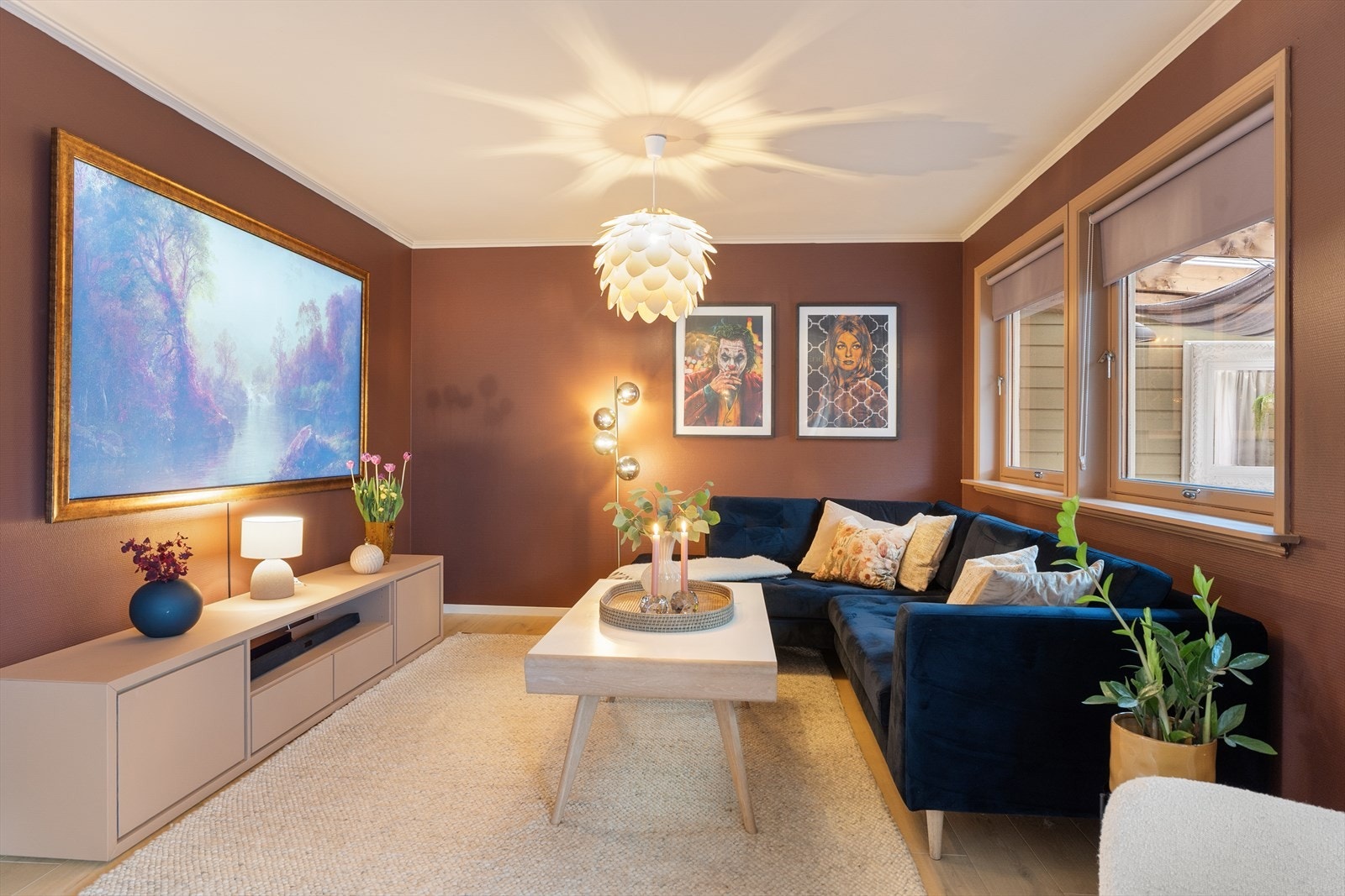 Tv-delen av stuen med god plass til hele familien Galleribilde