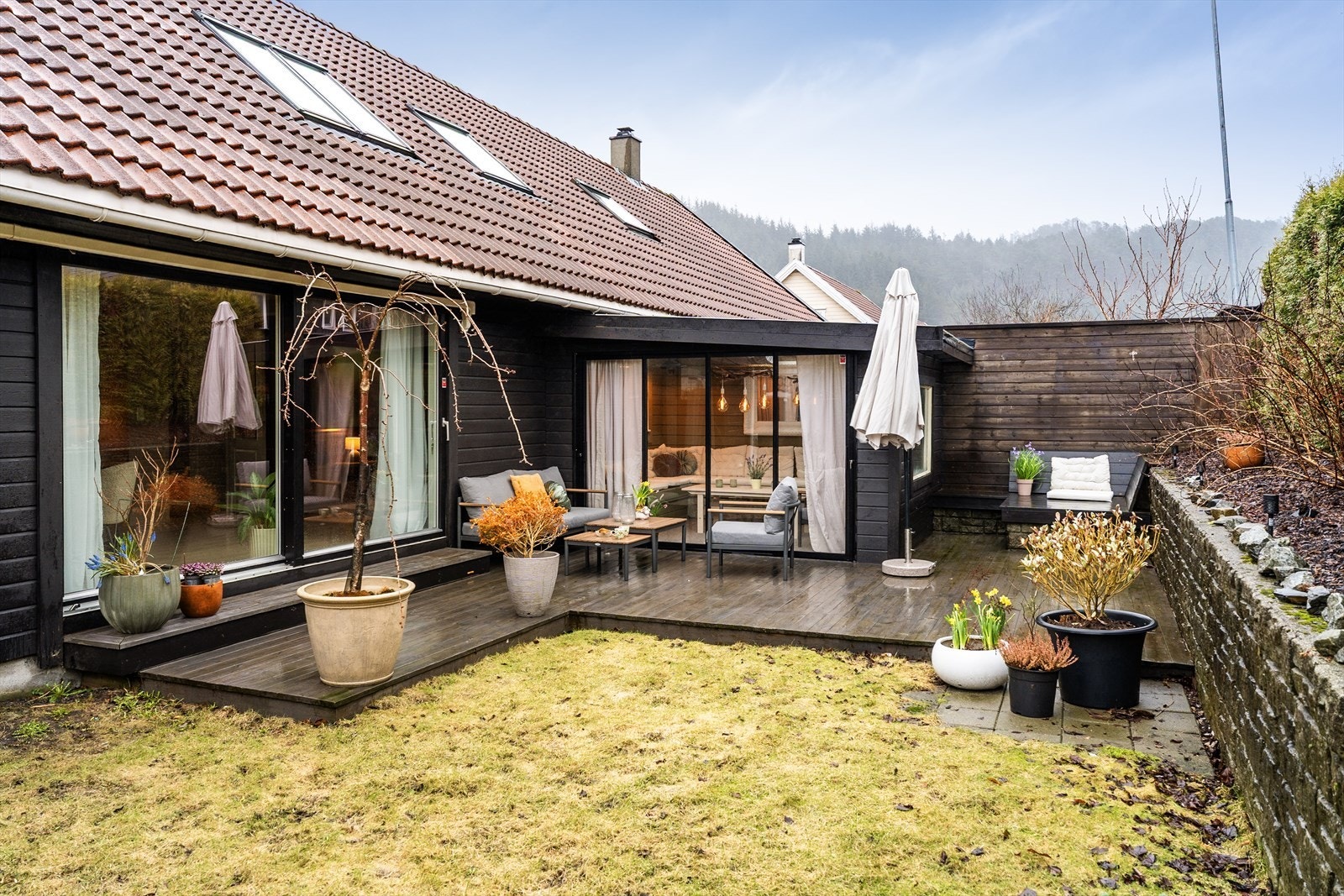 Sørvendt og usjenert hage med gode solforhold Galleribilde