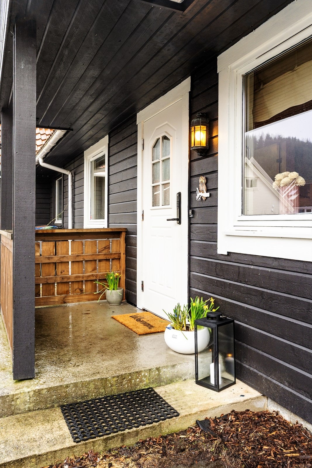 Overbygget inngangsparti med flott sedumen rundt Galleribilde