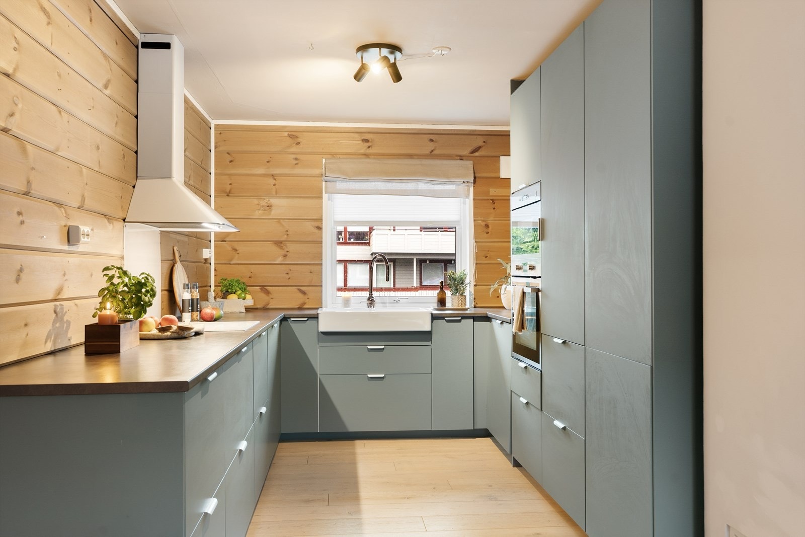 Nydelig kjøkken med grønne fronter og mørke grå benkeplate - Integrerte hvitevarer Galleribilde