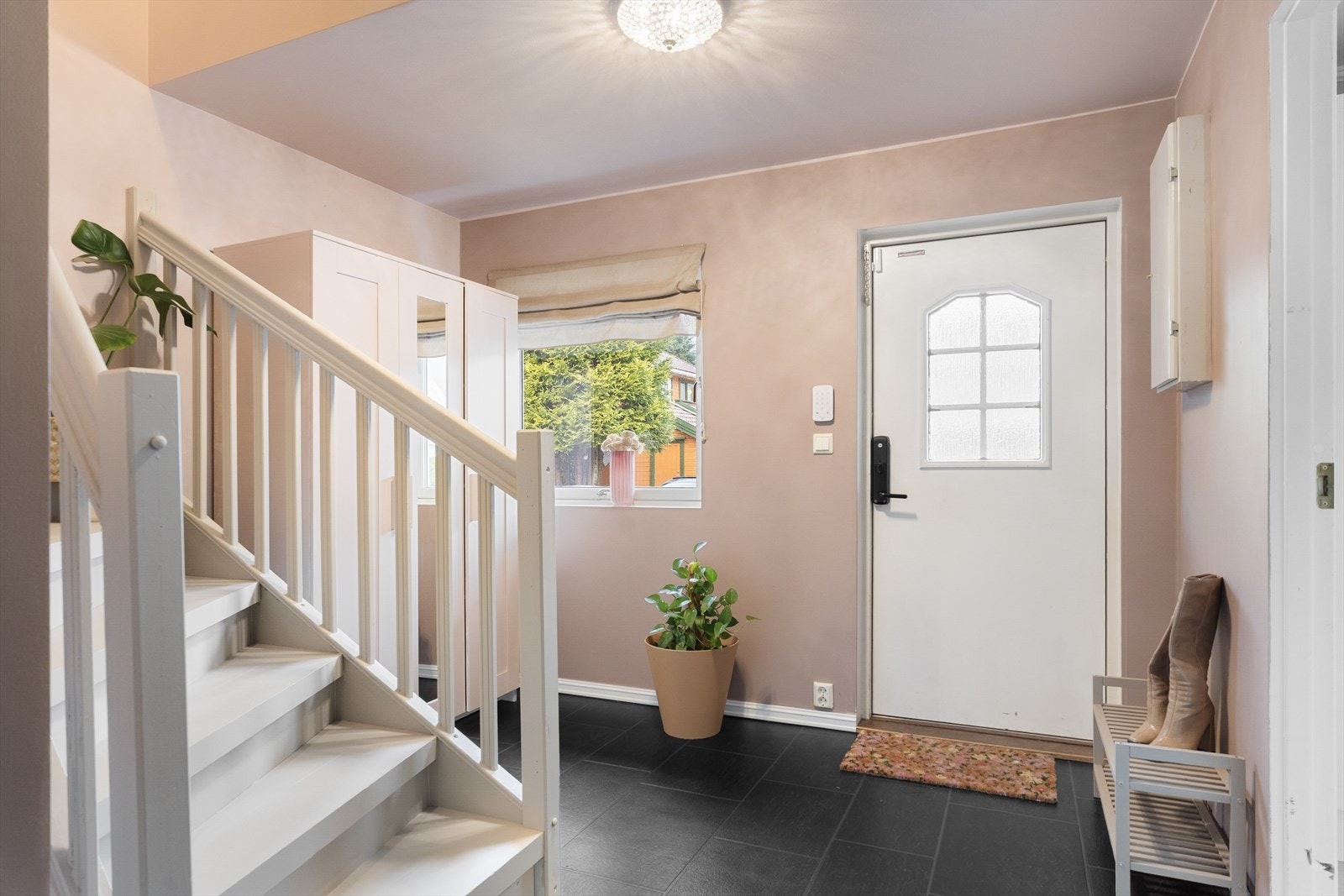 Romslig entré med flislagt gulv og garderobe skap Galleribilde