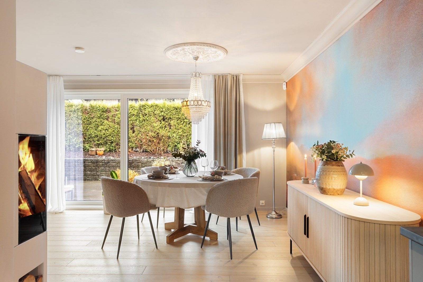 Moderne parkettgulv og varme fargevalg gir lunt og behagelig uttrykk Galleribilde