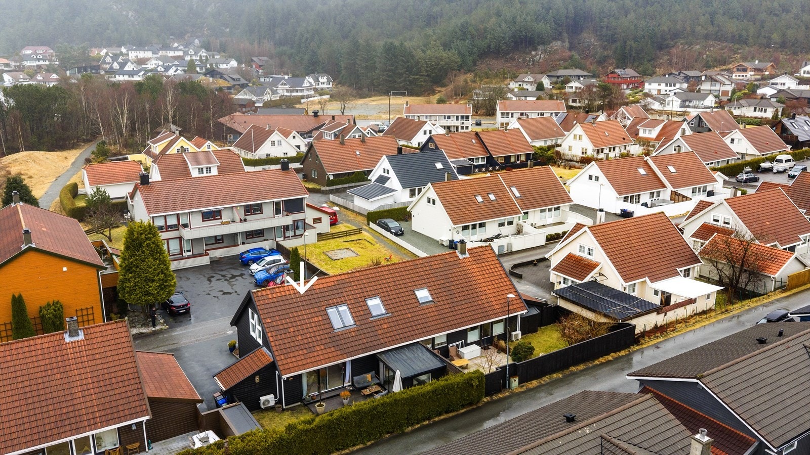 Etablert og barnevennlig beliggenhet med gangavstand til flere barnehage, barneskole og lekeplasser Galleribilde