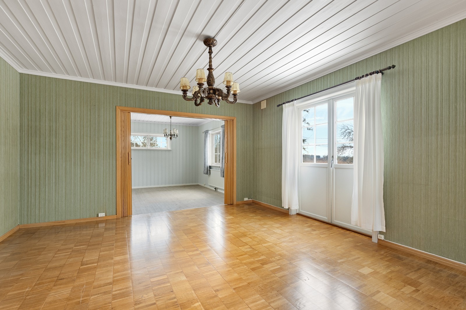 Utgang til terrasse fra stuen gir enkel tilgang til uteområdet. Galleribilde