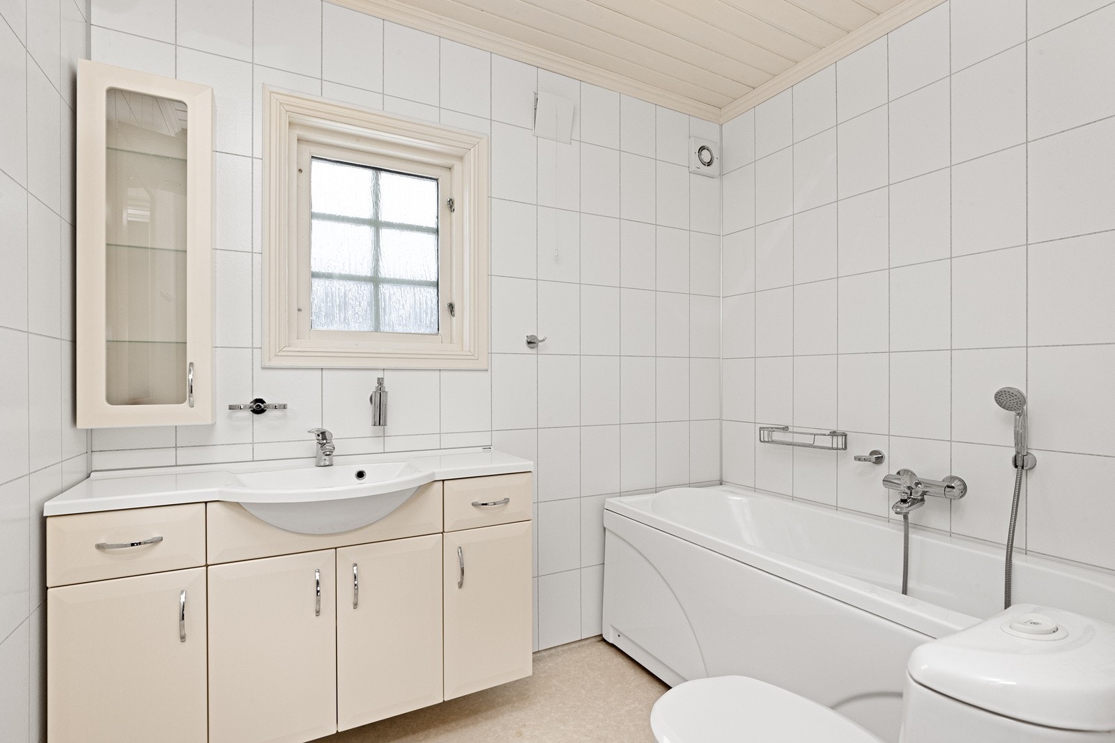 Badet i 2. etasje har baderomsplater og elektriske varmekabler i gulvet, med ventilasjon via elektrisk vifte. Galleribilde