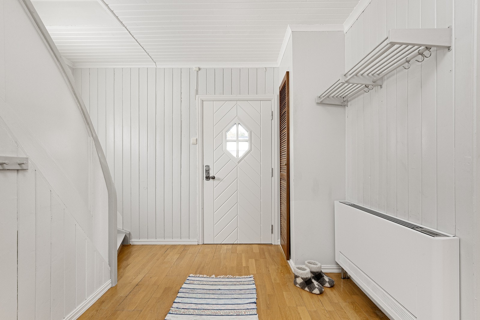 Lys og koselig entré ønsker deg velkommen inn. Galleribilde