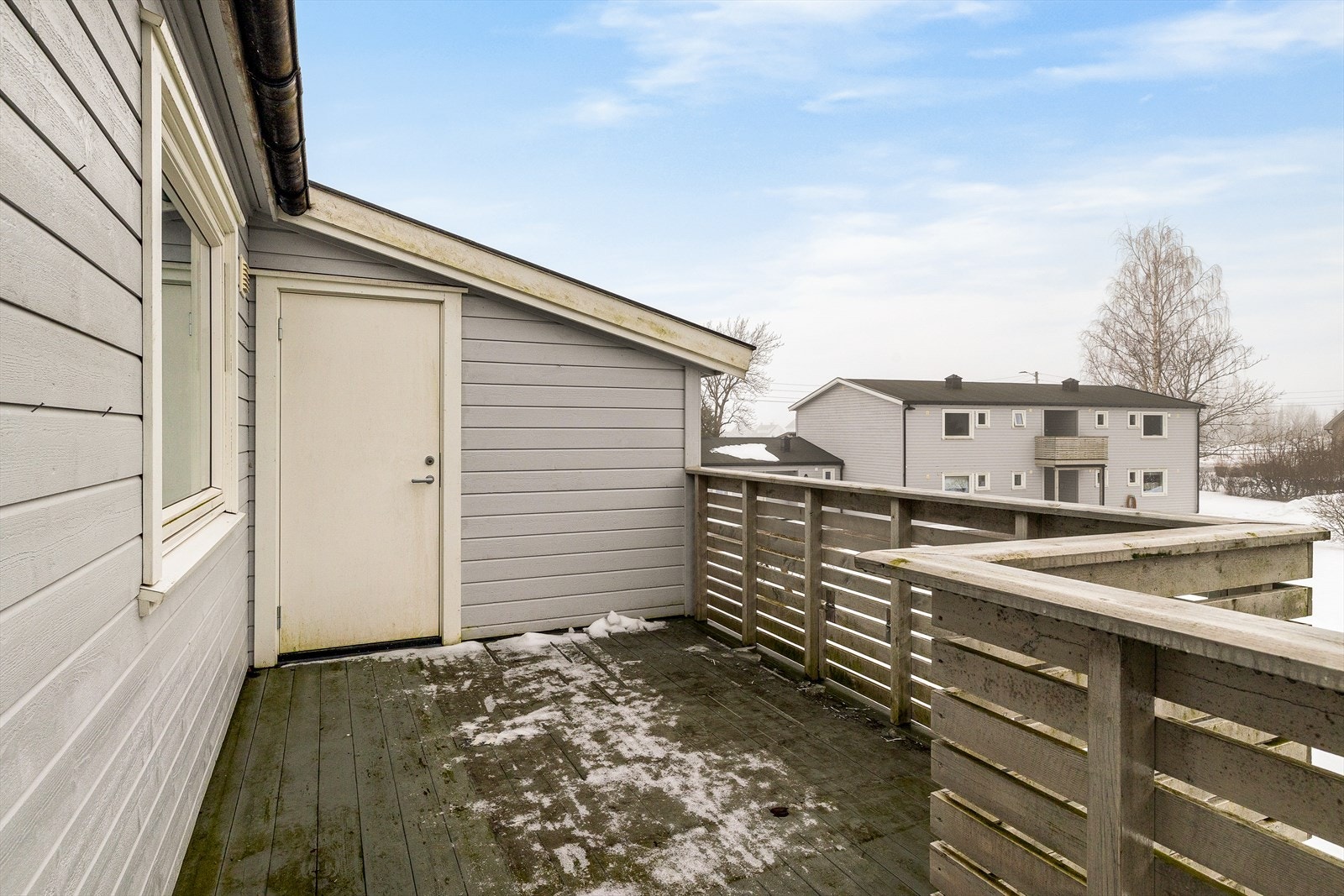 Stor, solrik balkong med utvendig bod Galleribilde