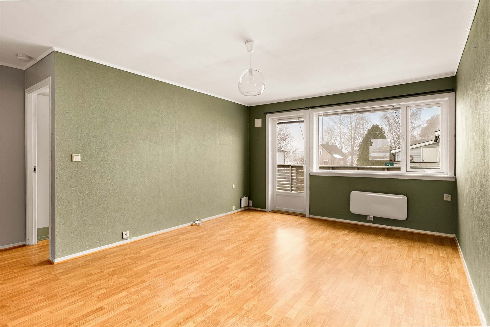 Stor, lys stue med utgang til vestvendt balkong Galleribilde