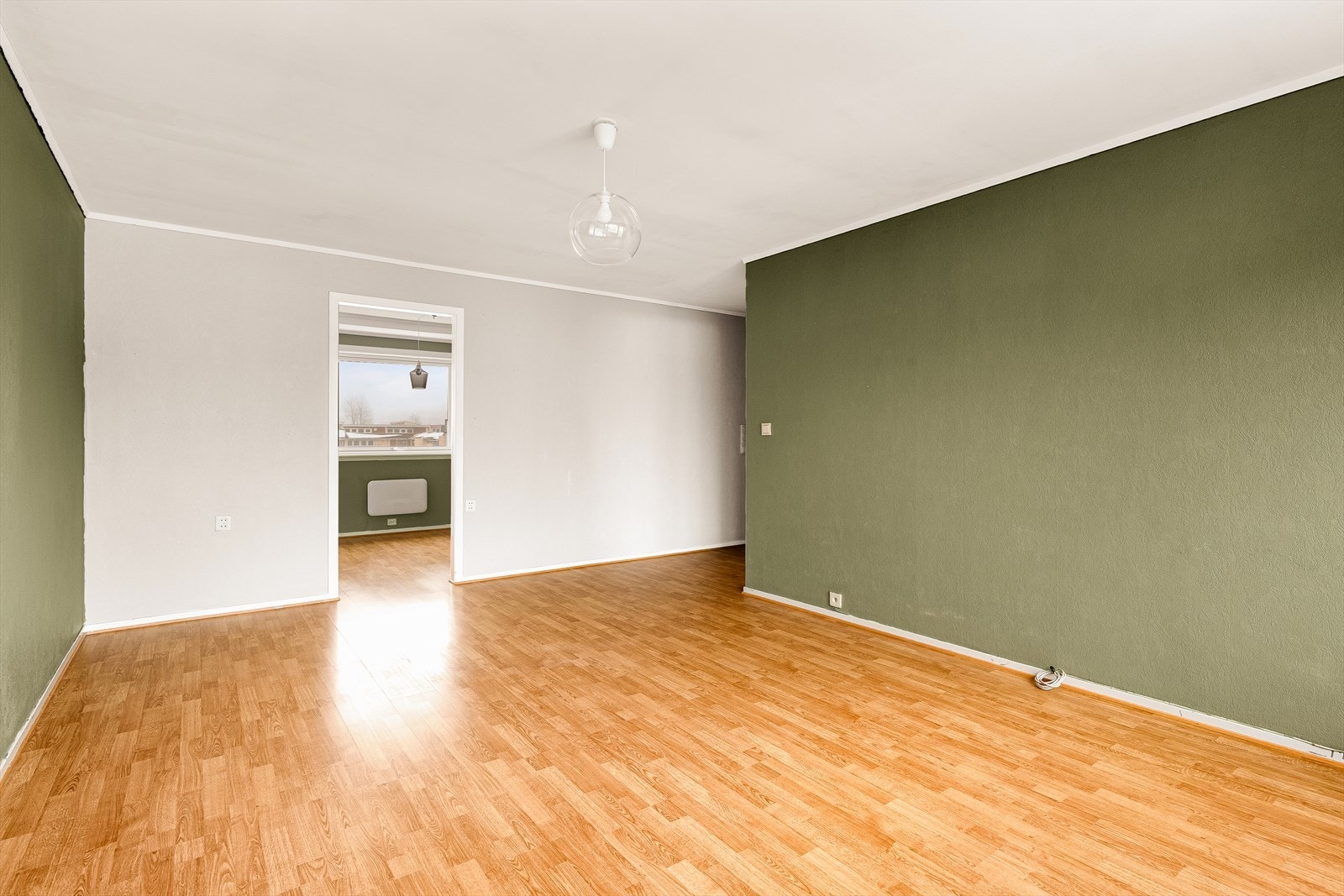 Stor, lys stue med utgang til vestvendt balkong Galleribilde