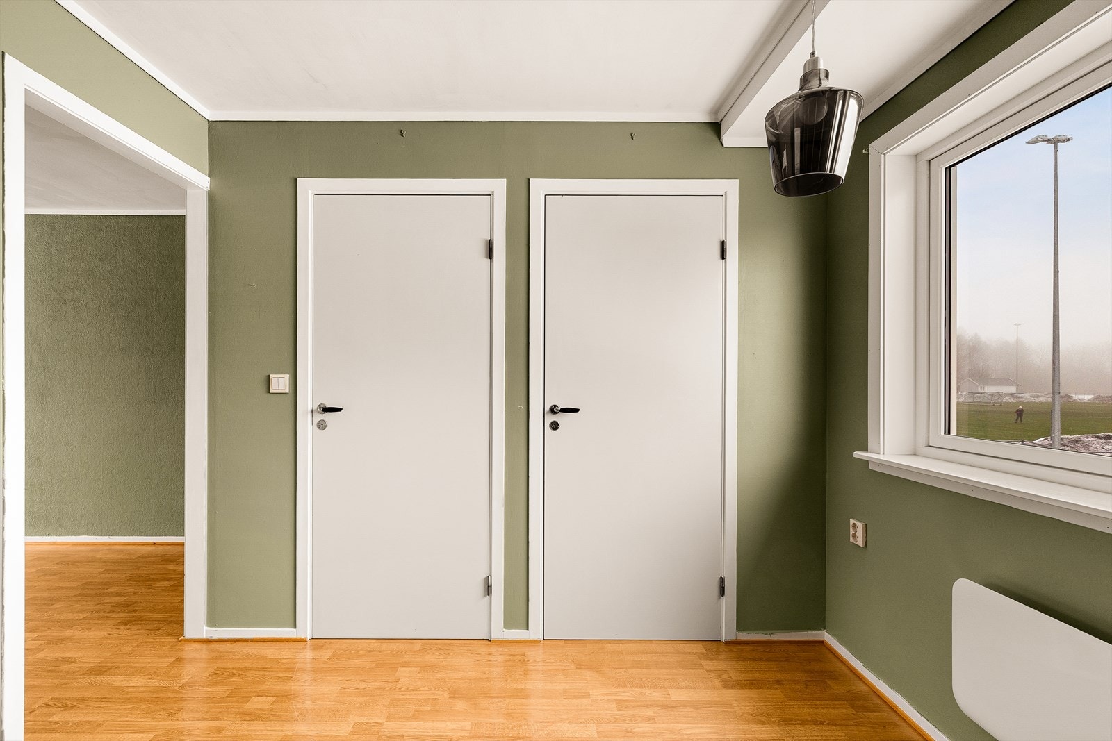 Adkomst til to innvendige boder fra kjøkkenet Galleribilde