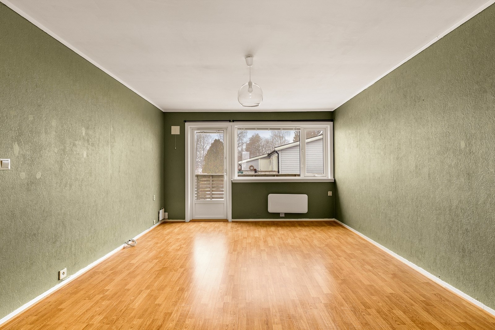 Stor, lys stue med utgang til vestvendt balkong Galleribilde