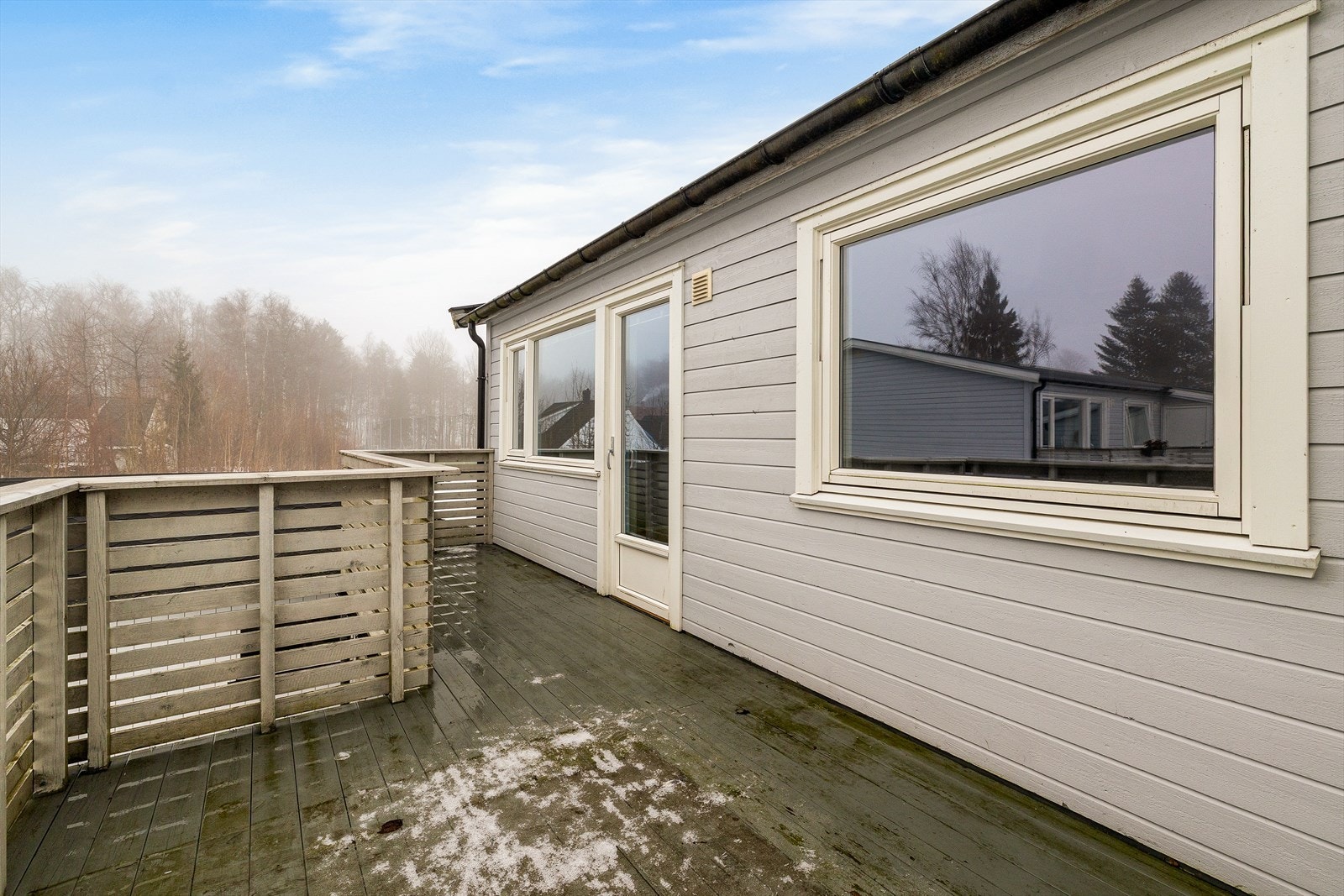 Stor, solrik balkong Galleribilde