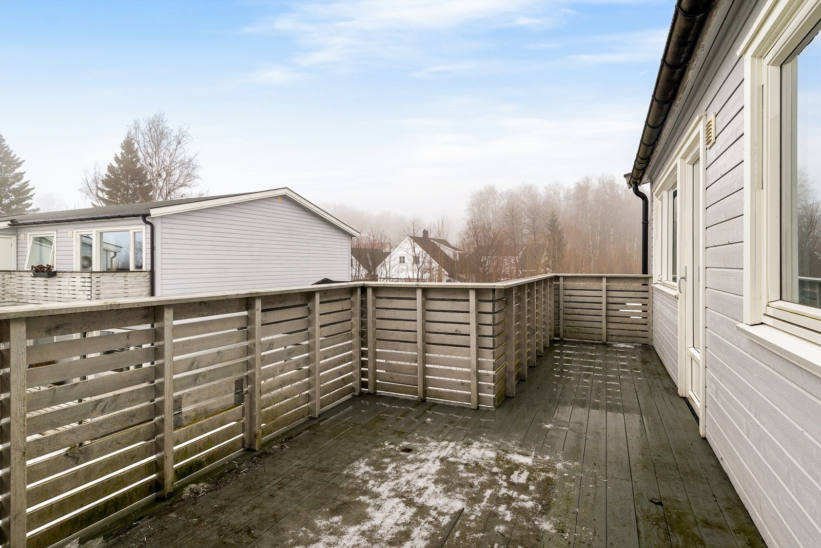 Stor, solrik balkong Galleribilde