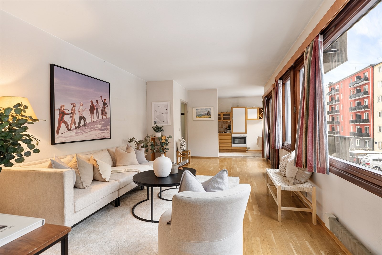 Leiligheten er lys og luftig med store vindusflater som slipper inn rikelig med dagslys. Takhøyden er målt til 2,40 m Galleribilde