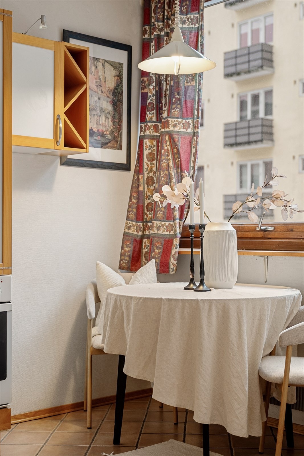 På kjøkkenet er det god plass til hyggelig sittegruppe Galleribilde