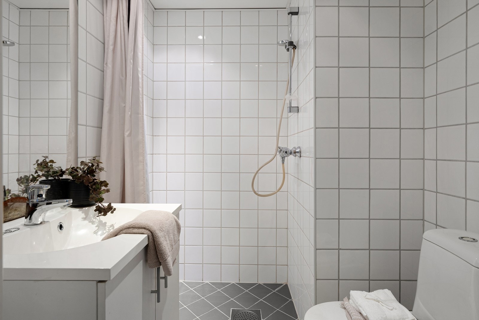 Pent og innbydende flislagt bad med gulvvarme Galleribilde