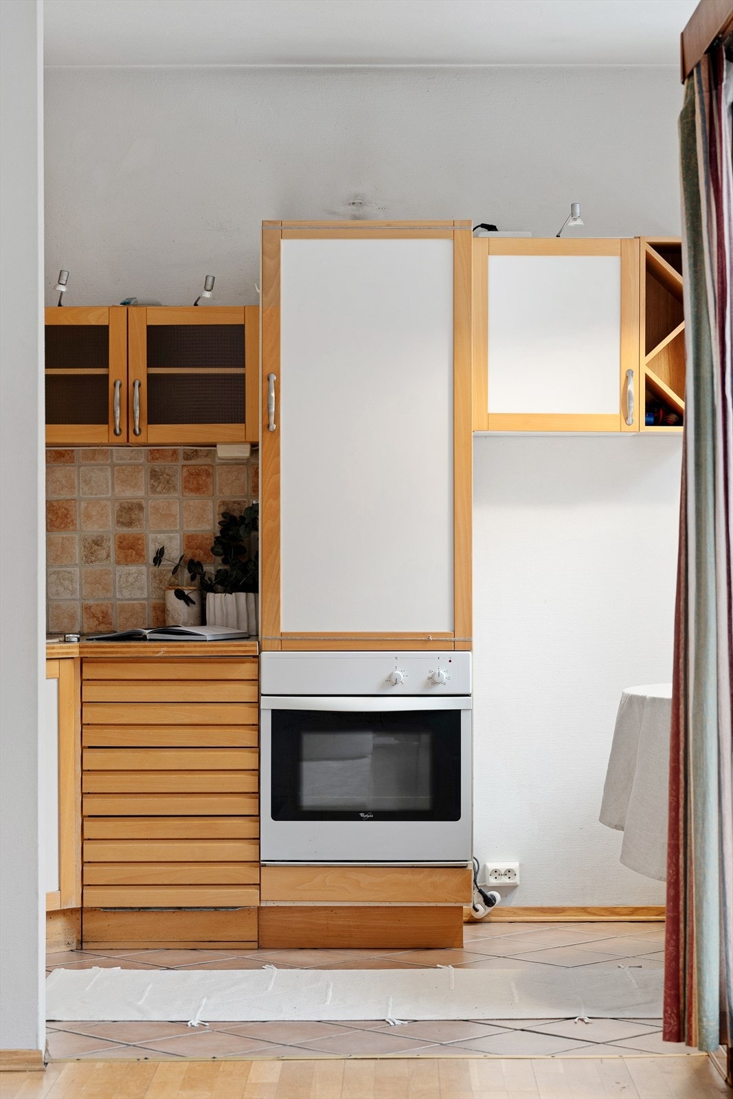 Videre fra stuen kommer vi til et lyst og fint kjøkken Galleribilde