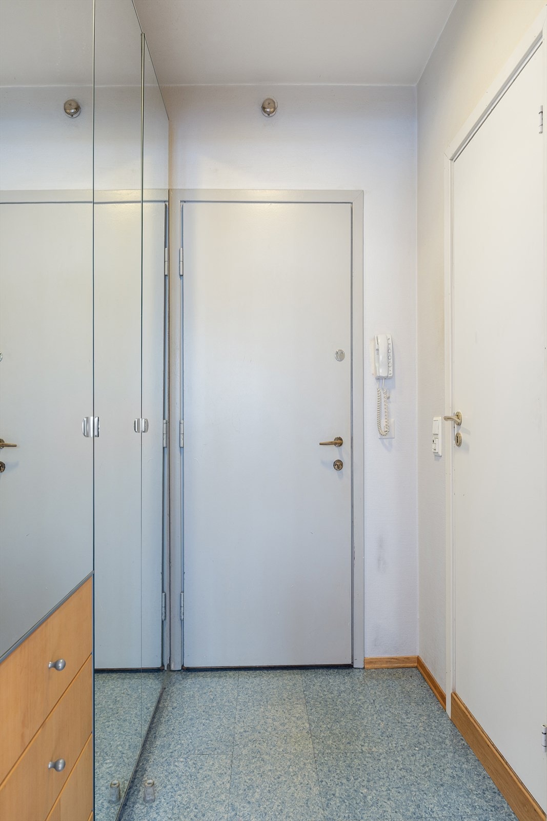 Entré innredet med porttelefon og praktisk garderobeløsning for optimal oppbevaring Galleribilde