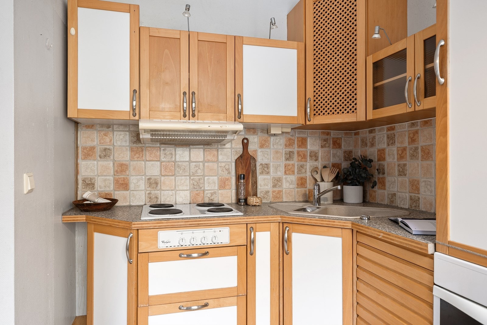 Kjøkkenet har godt med skapplass og er innredet med kullfiltervifte over stekesonen, samt integrert kjøl/fryseskap, stekeovn og platetopp Galleribilde