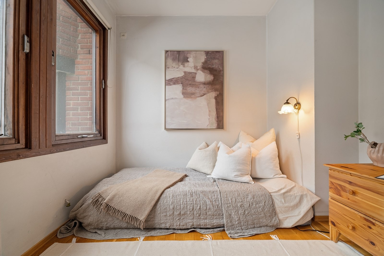 Soverommet har god plass til seng med tilhørende nattbord eller oppbevaring Galleribilde