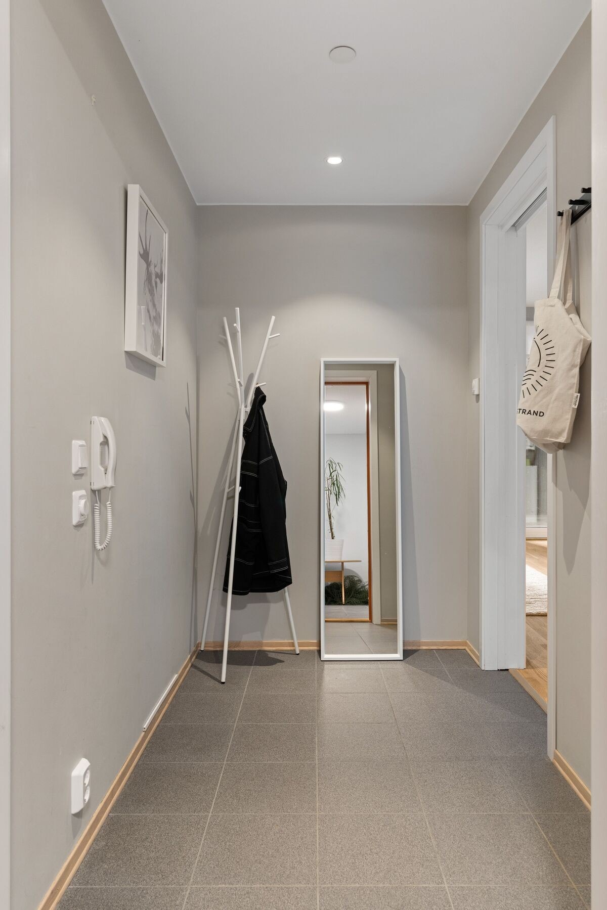 Innbydende og romslig entré med god plass til å henge fra seg yttertøy og sko. Galleribilde