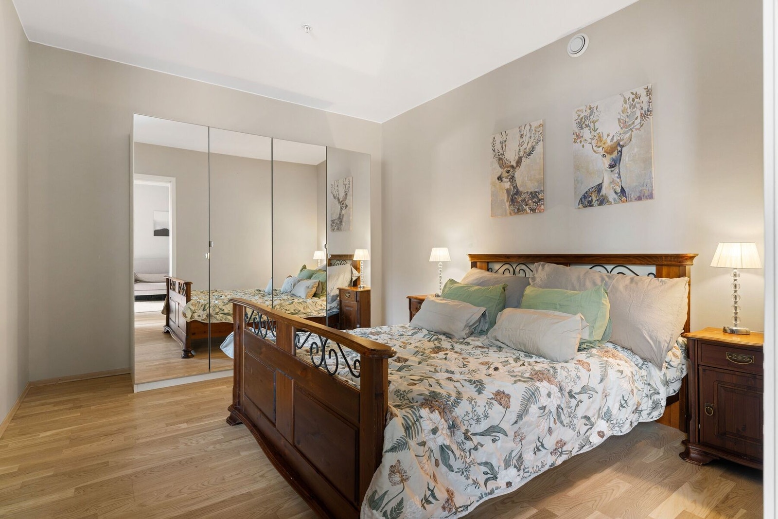 Stort og romslig soverom på hele 12,7 m² med god plass til dobbeltseng, garderobeløsning og tilhørende soveromsmøblement. Galleribilde