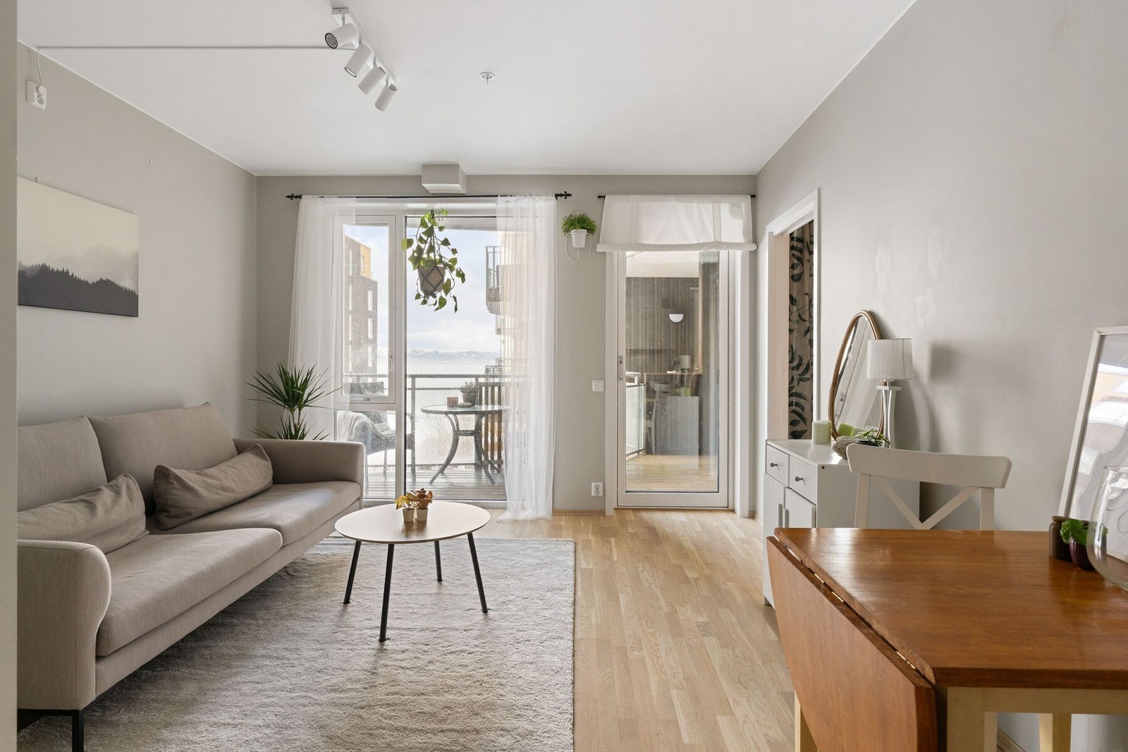 Velkommen hjem til Vikhammerstrand og Lerkvegen 9! Foto: Max Stenberg /Grattis foto Galleribilde