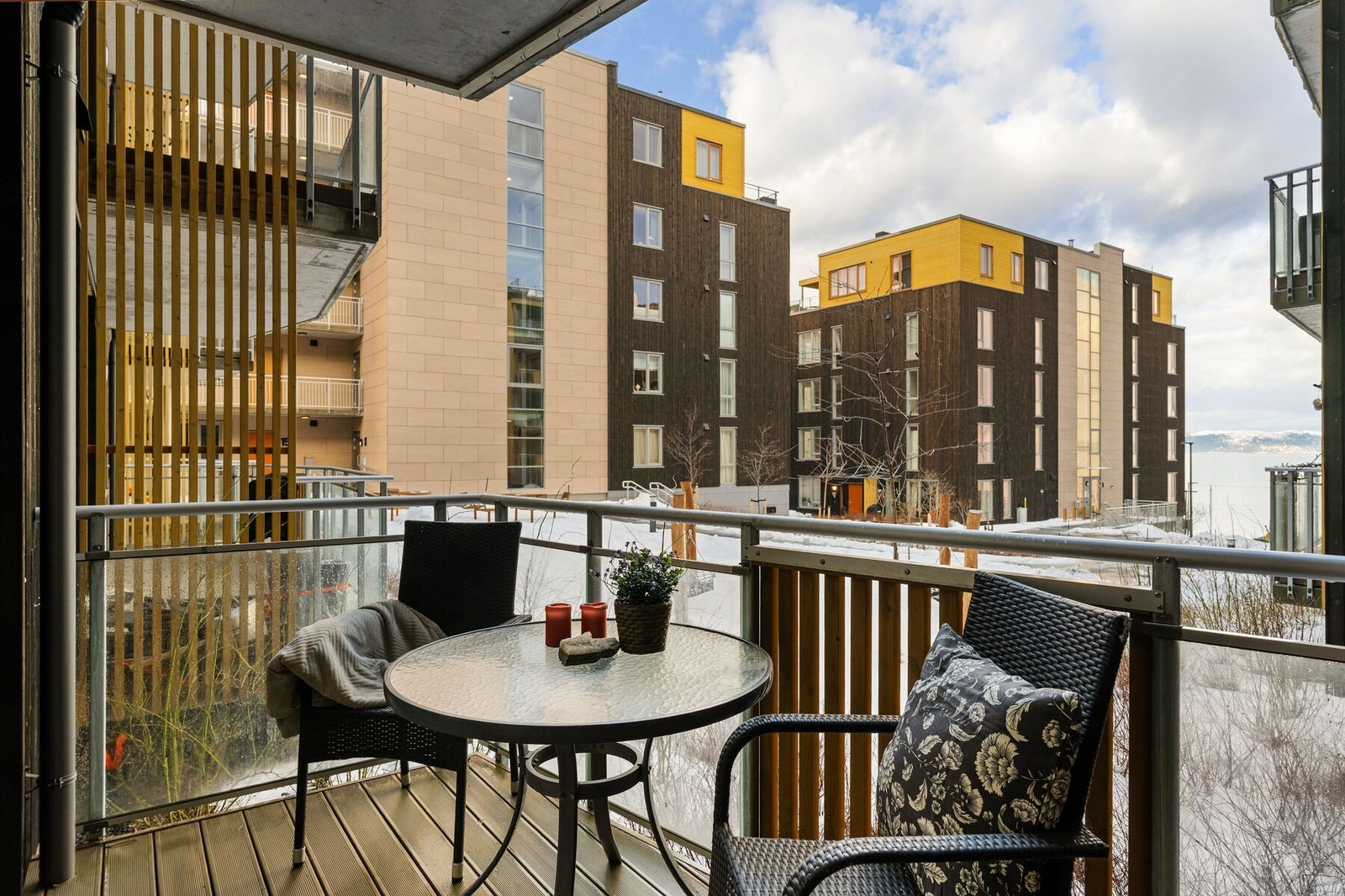 Her fra kan man nyte fjordutsikten med venner og familie. Galleribilde