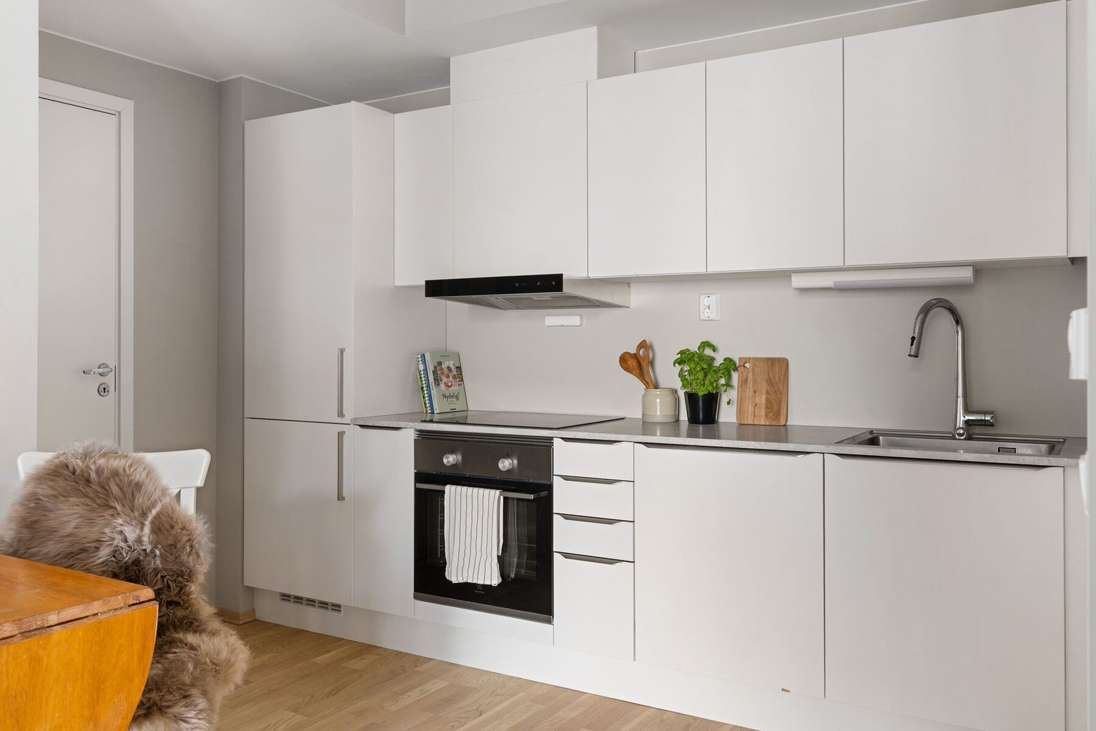 Lyst og stilrent kjøkken fra kvalitetsleverandøren Sigdal. Innredet med integrerte hvitevarer som medfølger handelen. Galleribilde