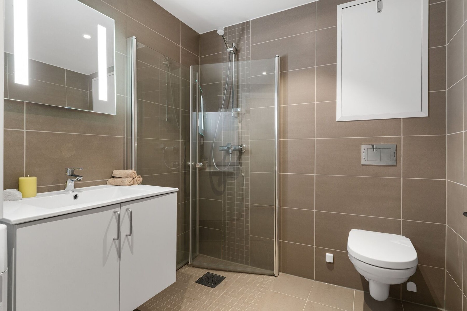 Delikat flislagt bad med lekre fliser på gulv og vegger. Galleribilde