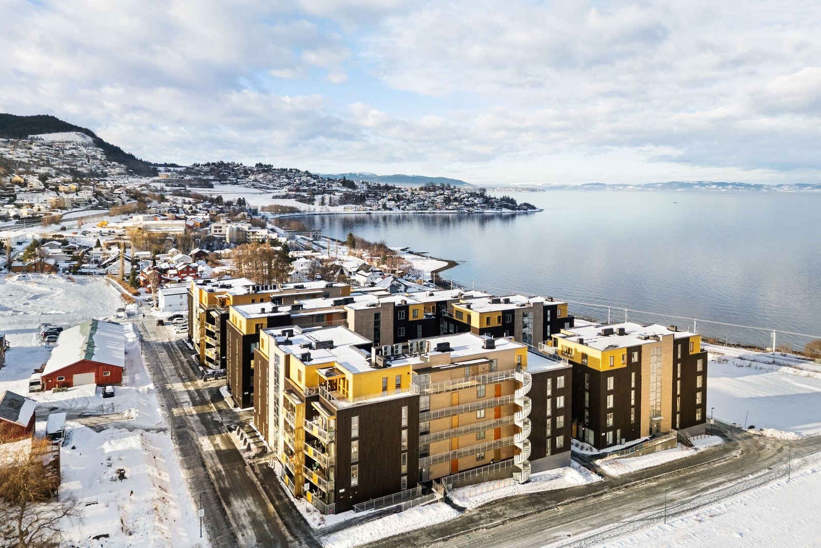 Med gangavstand til bla. dagligvarehandel, buss, tog, og andre serviceytelser får man en behagelig og lettvindt hverdag i Lerkvegen 9. Galleribilde
