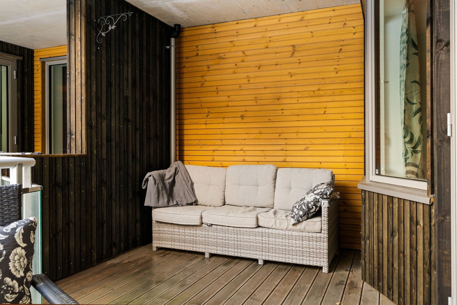 Overbygd terrasse av generøs størrelse på 11,8 m². Størrelsen sørger for at man kan møblere i flere soner med ønsket møblement. Galleribilde