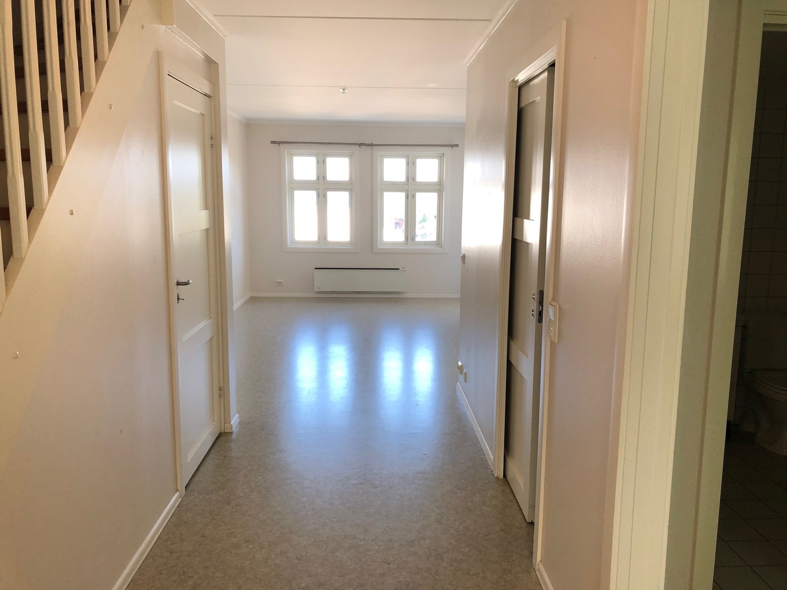 Bilde fra inngangspartiet - stue rett frem med balkong og kjøkken til høyre (de to dørene til h. er bad og soverom) Galleribilde