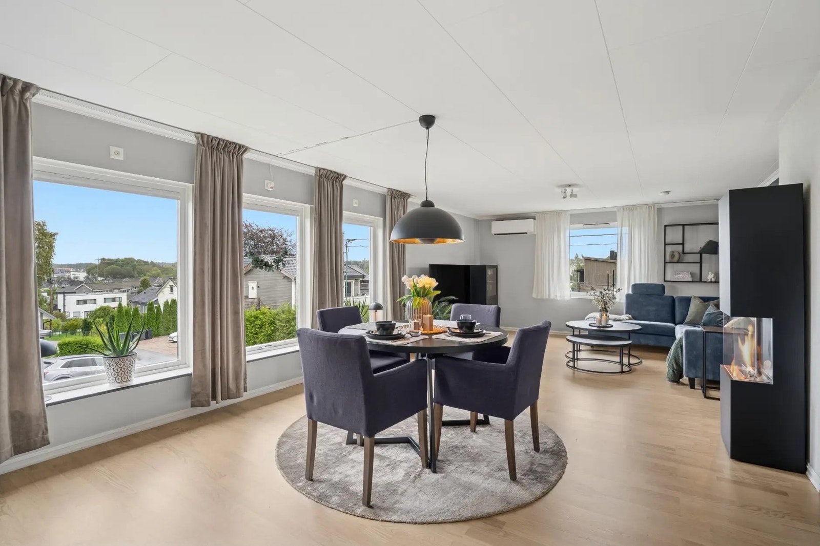 Åpen stue med spisebord Galleribilde