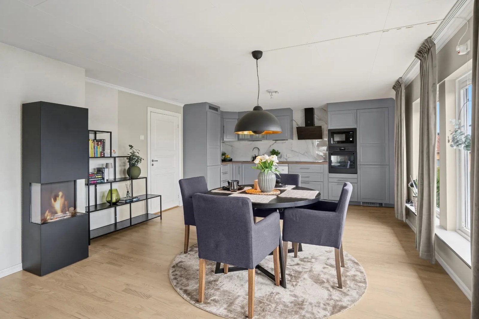 Åpen kjøkkenløsning med spisebord Galleribilde