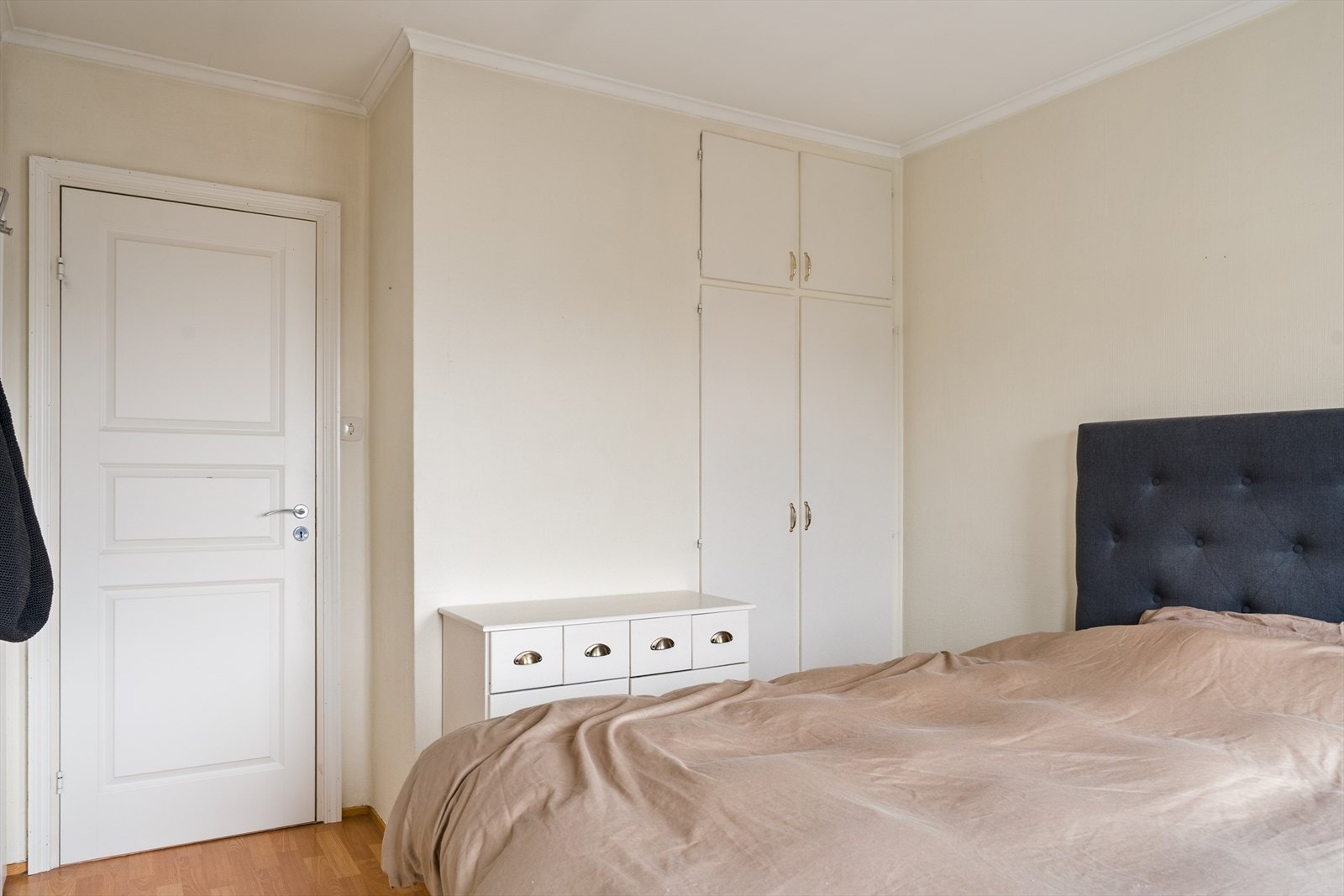 Hovedsoverom | Lyst soverom med plass til stor seng og klesoppbevaring Galleribilde