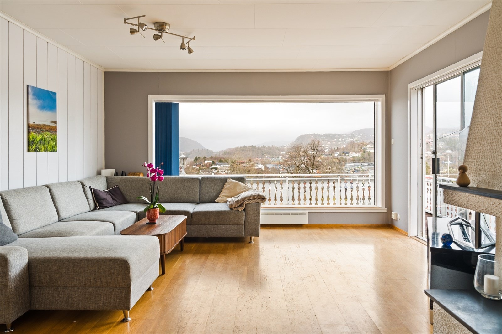 Vi beveger oss inn i hjerte av boligen - En romslig stue med store vindusflater som sørger for gode lysforhold Galleribilde