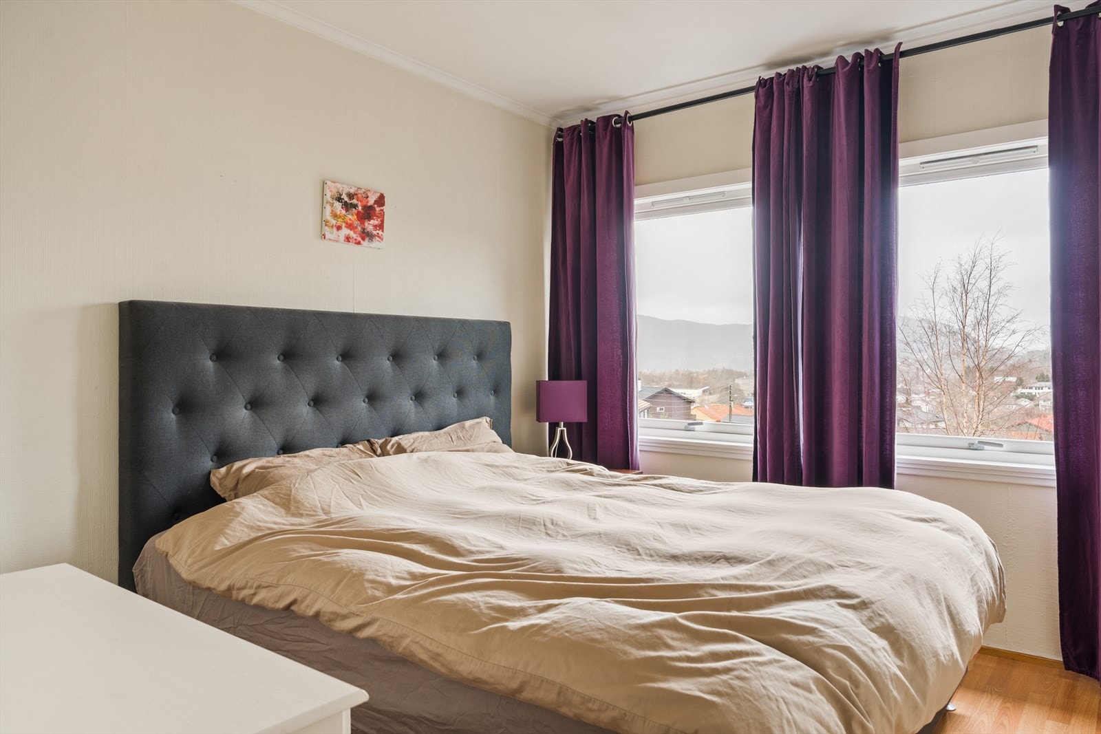 Hovedsoverom | Videre har boligen tre soverom av god størrelse Galleribilde