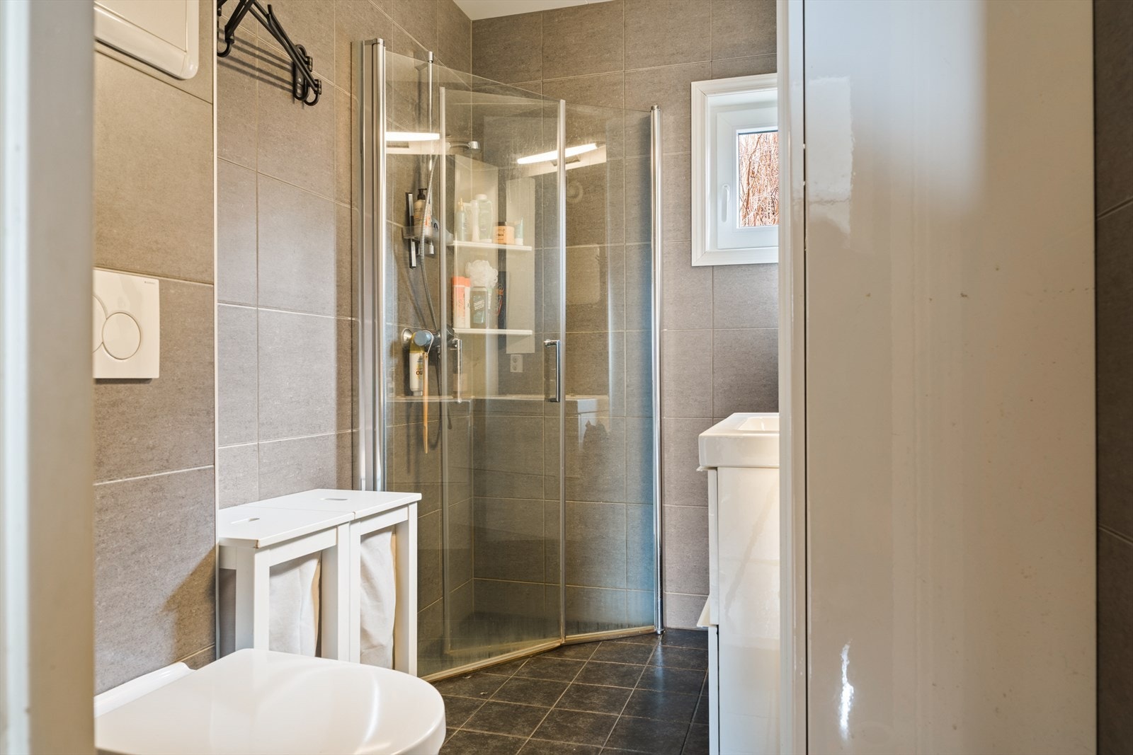 Pent og helfliset bad renovert i 2017 Galleribilde