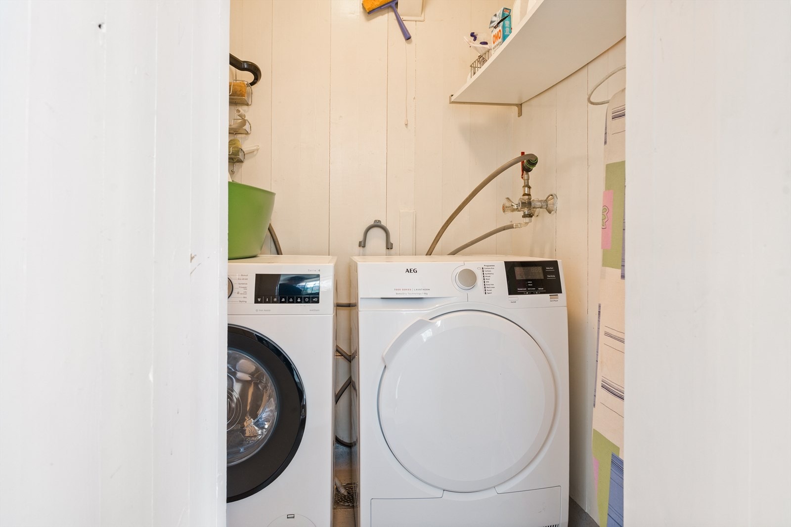 Vaskerom med opplegg for vaskemaskin og plass til tørketrommel Galleribilde