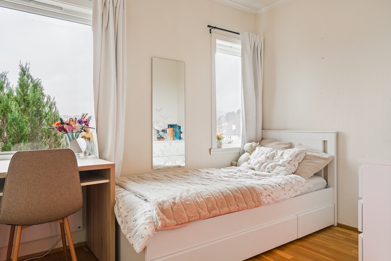 Soverom 2 | Lyst soverom med plass til seng, skrivebord og oppbevaring Galleribilde