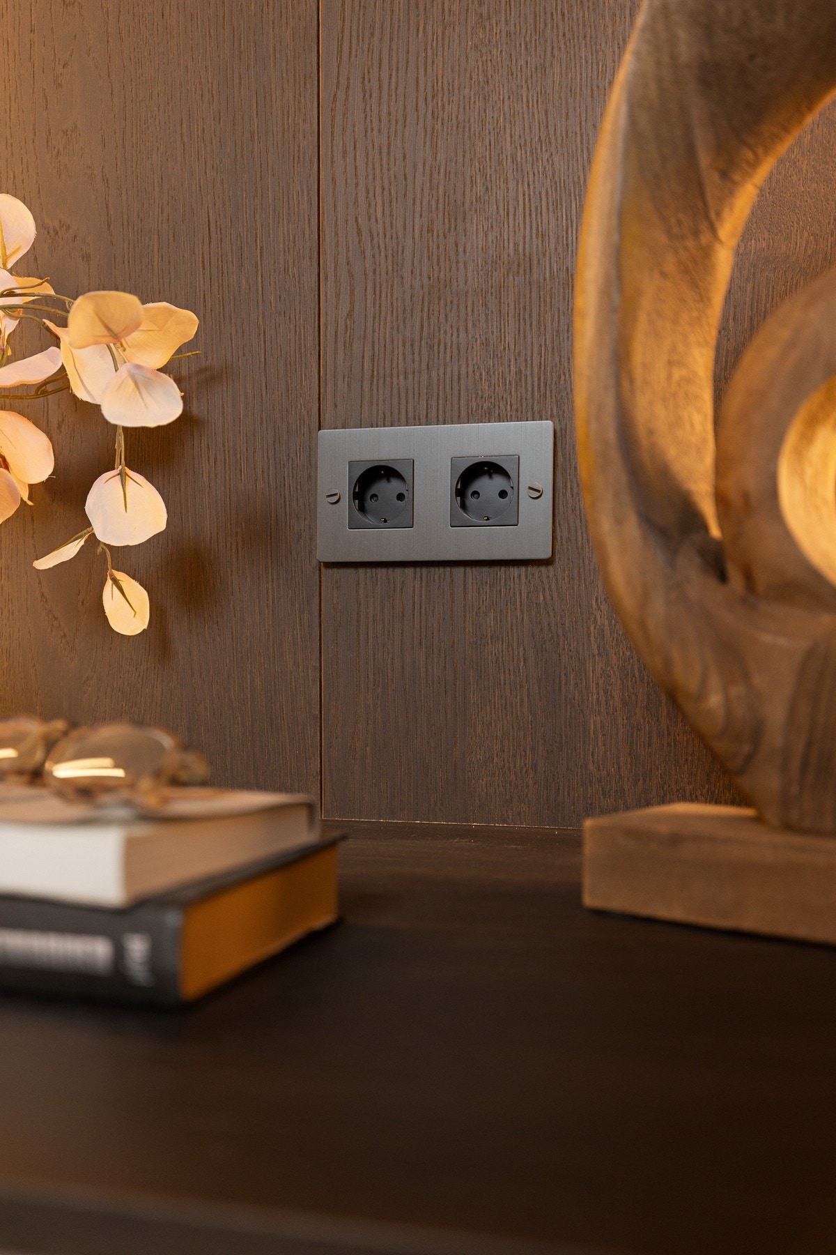 Innebygde stikkontakter i innredning fra Buster + Punch. Nisjen kan benyttes både som hjemmekontor og/eller egen sminkeseksjon. Galleribilde