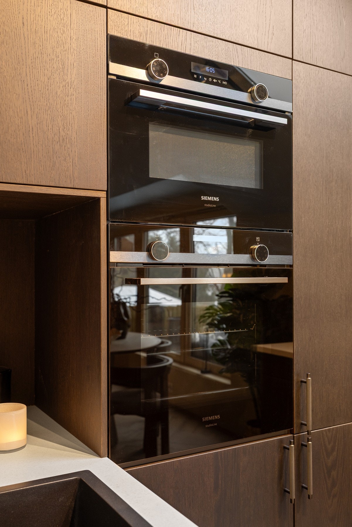 Hverdagsluksus med to ovner (stekeovn og mikroovn). Tilpasset nisje til venstre - perfekt for kaffemaskin! Galleribilde